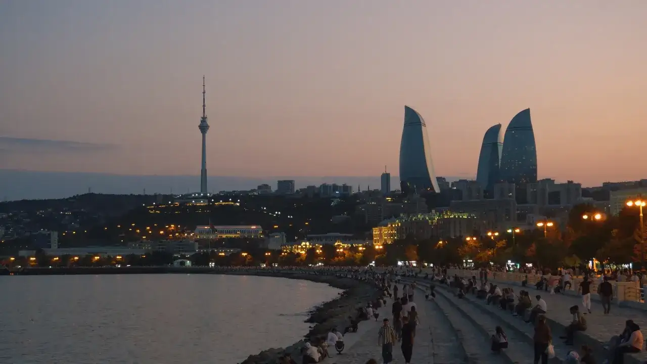 Wieczorny spacer wzdłuż nabrzeża Baku. Widok na Flame Towers, wieżę telewizyjną i oświetlone miasto. To idealne miejsce, by zobaczyć, co w Baku warto zobaczyć.