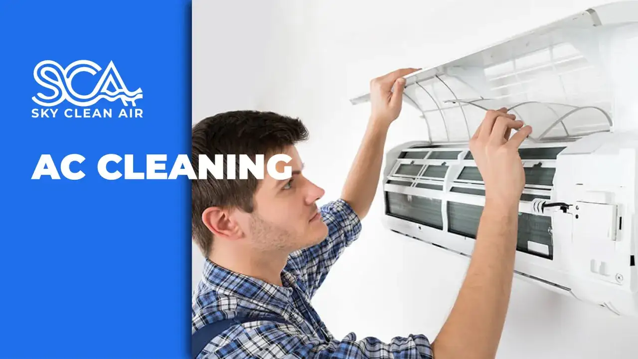 Tecnico rimuove il filtro per mostrare come pulire condizionatore. Aria pulita e fresca con Sky Clean Air.