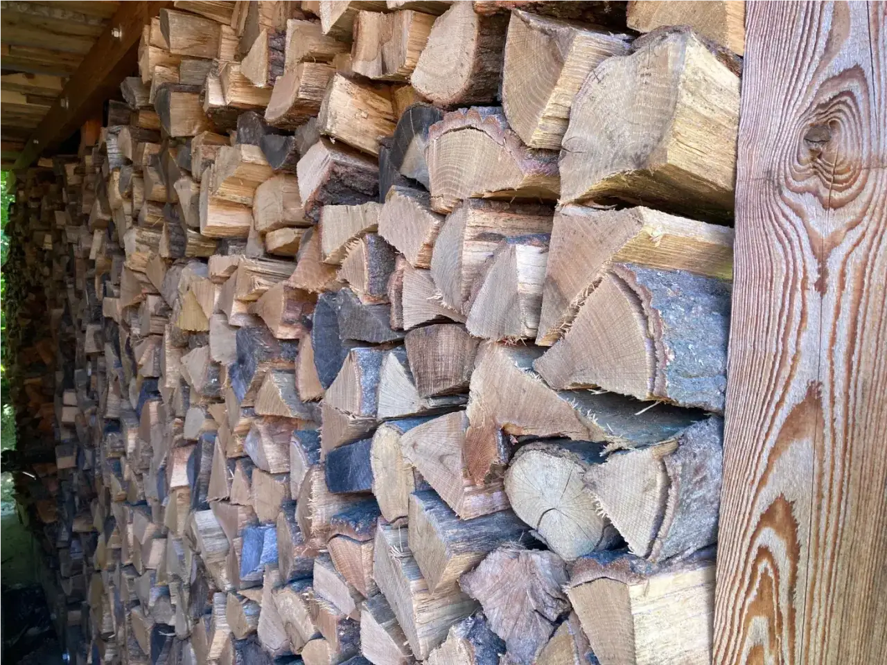 Stapel trockenes Brennholz, bereit f&uuml;r den Winter. Die brennholz trocknen dauer tabelle zeigt, wie lange das Holz lagert.