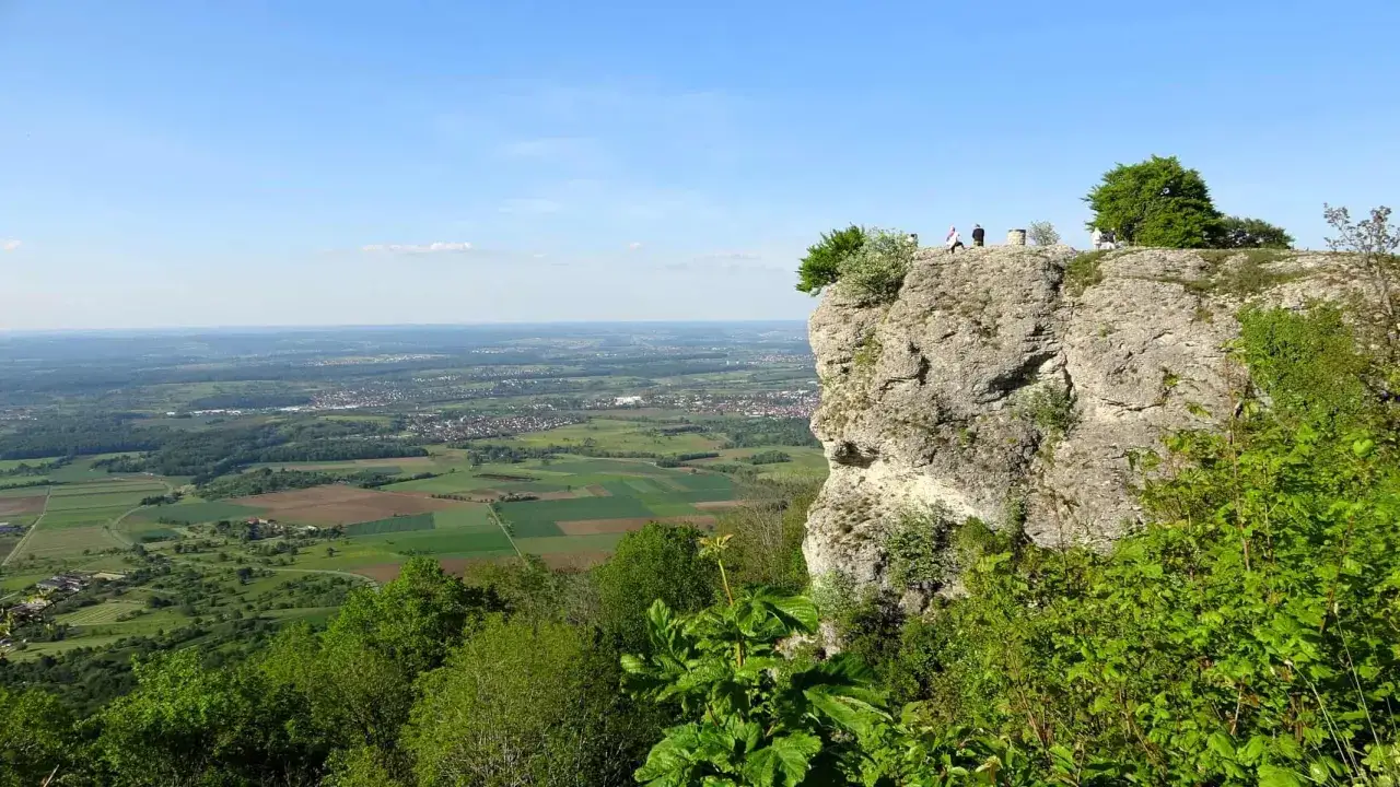 Blick vom Felsen über das Tal, ein schöner Ort für eine Randecker Maar Wanderung.