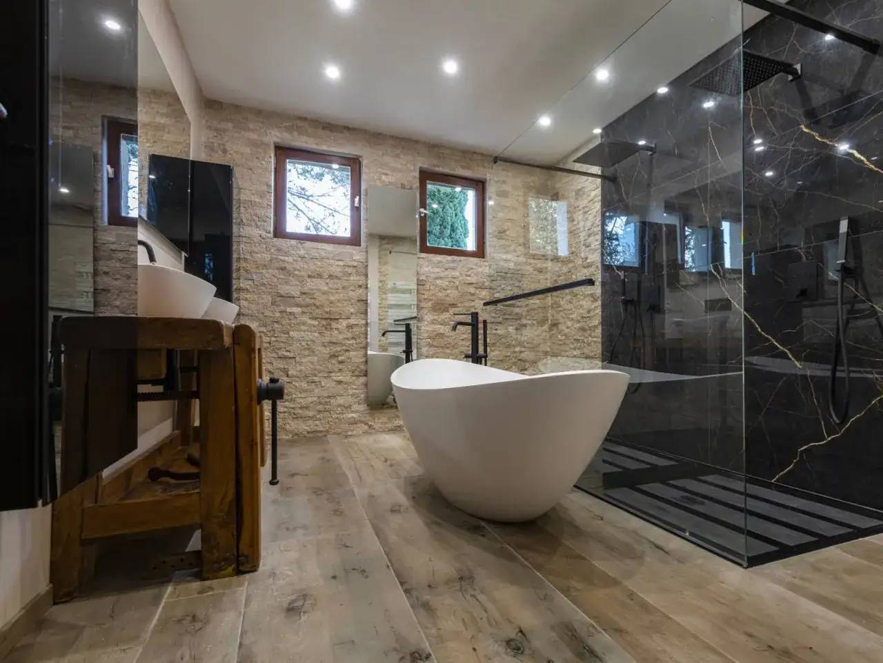 Salle de bain moderne avec baignoire &icirc;lot et douche &agrave; l'italienne. Une belle id&eacute;e pour une salle de bain douche et baignoire.