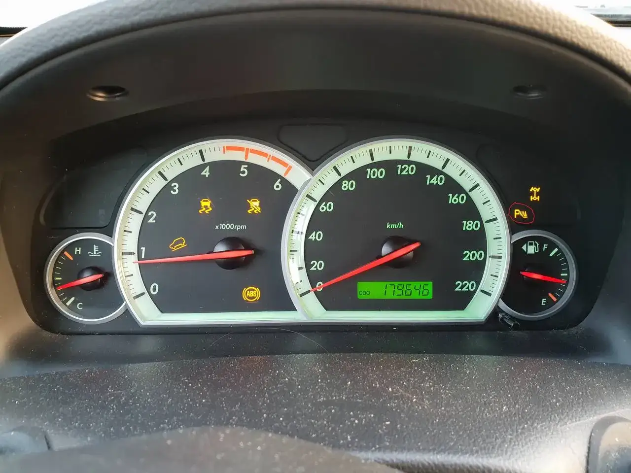 Chevrolet Spark problem: Varninglampor lyser, inklusive ABS och antisladd. Parkeringsassistansindikatorn är också aktiv.