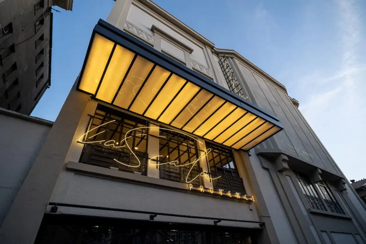 La Scala Provence, un néon lumineux éclaire l'entrée d'un bâtiment.