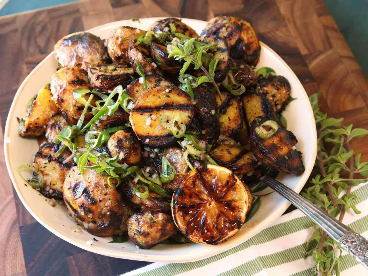Grillade potatisar med örter och citron, perfekt som tillbehör till grillat.