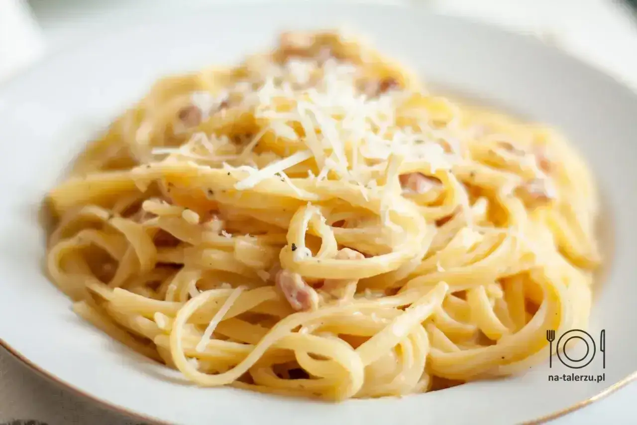 Pyszne spaghetti carbonara, idealne na szybki obiad. Oto prosty przepis na to klasyczne danie!