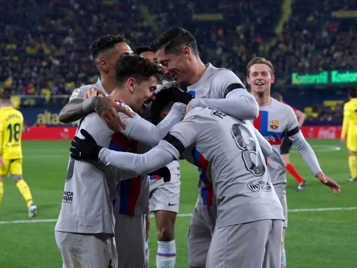 Piłkarze Barcelony świętują po golu, umacniając swoją pozycję w **rankingach La Liga**.