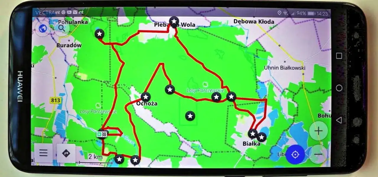 Aplikacja z mapami rowerowymi pokazuje trasę przez Lasy Parczewskie. Widoczne punkty to m.in. Ochoża, Białka, Buradów.