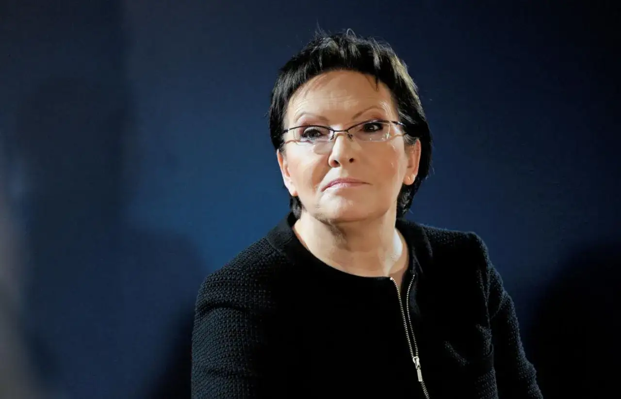 Ewa Kopacz w okularach, w czarnym swetrze, zamyślona. Czy Ewa Kopacz dostała się do Sejmu?