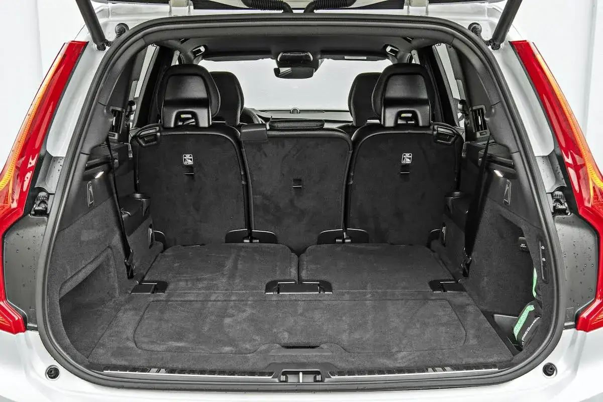Pusta przestrzeń bagażowa Volvo XC90, z opuszczonymi siedzeniami, pokazuje jego imponujące **wymiary** i potencjał przewozowy.