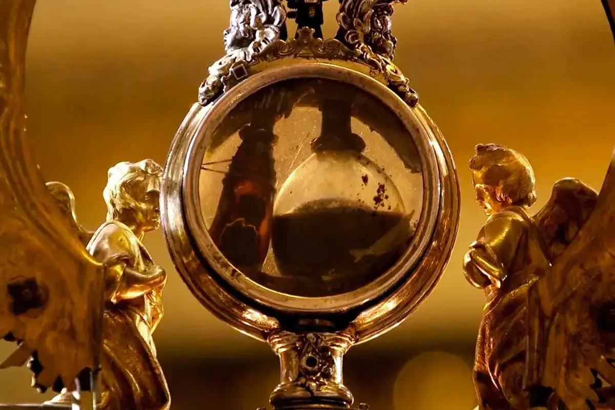 Reliquia di San Gennaro con angeli dorati. Speriamo che il miracolo si ripeta, divertente San Gennaro pensaci tu!