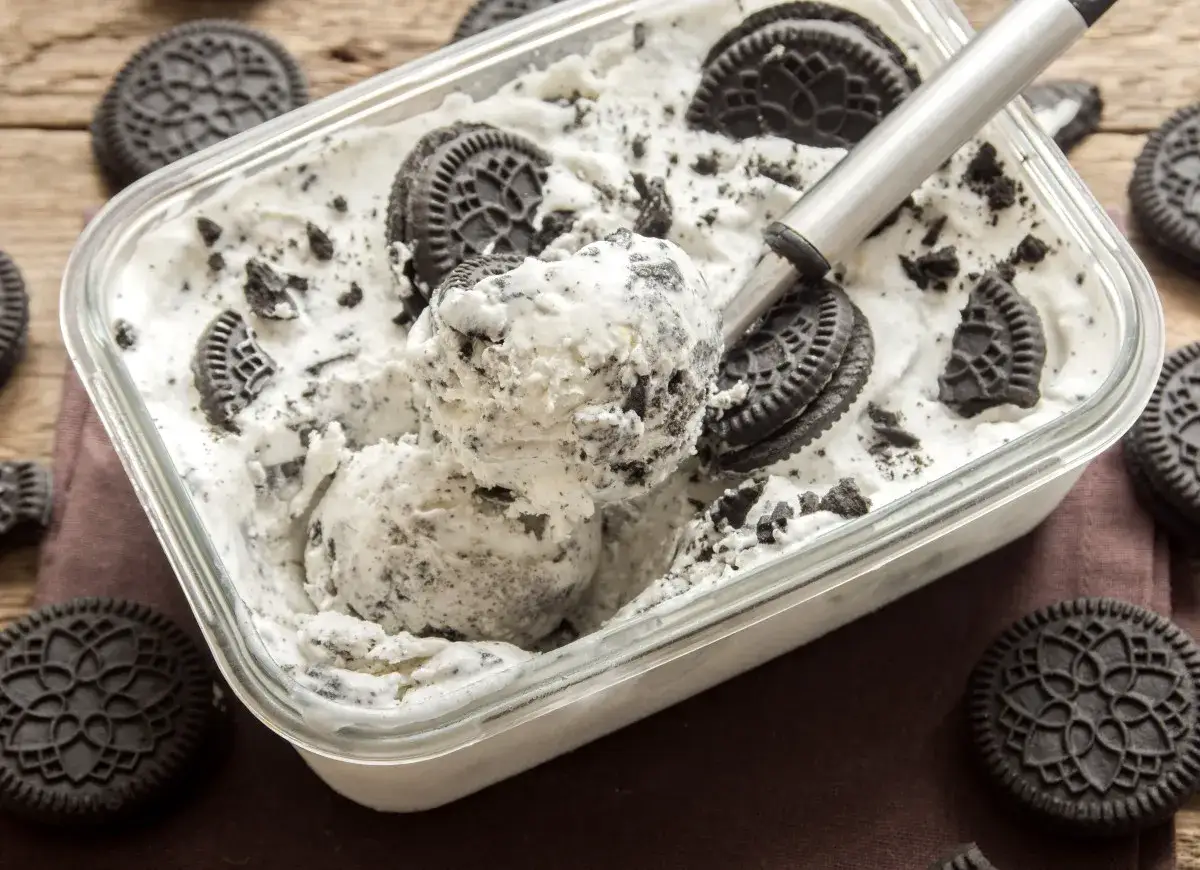 Pyszne lody oreo z kawałkami ciastek w pojemniku, gotowe do schrupania.