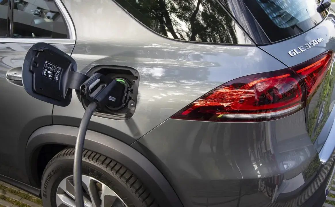 Mercedes GLC hybryda plug-in ładowanie