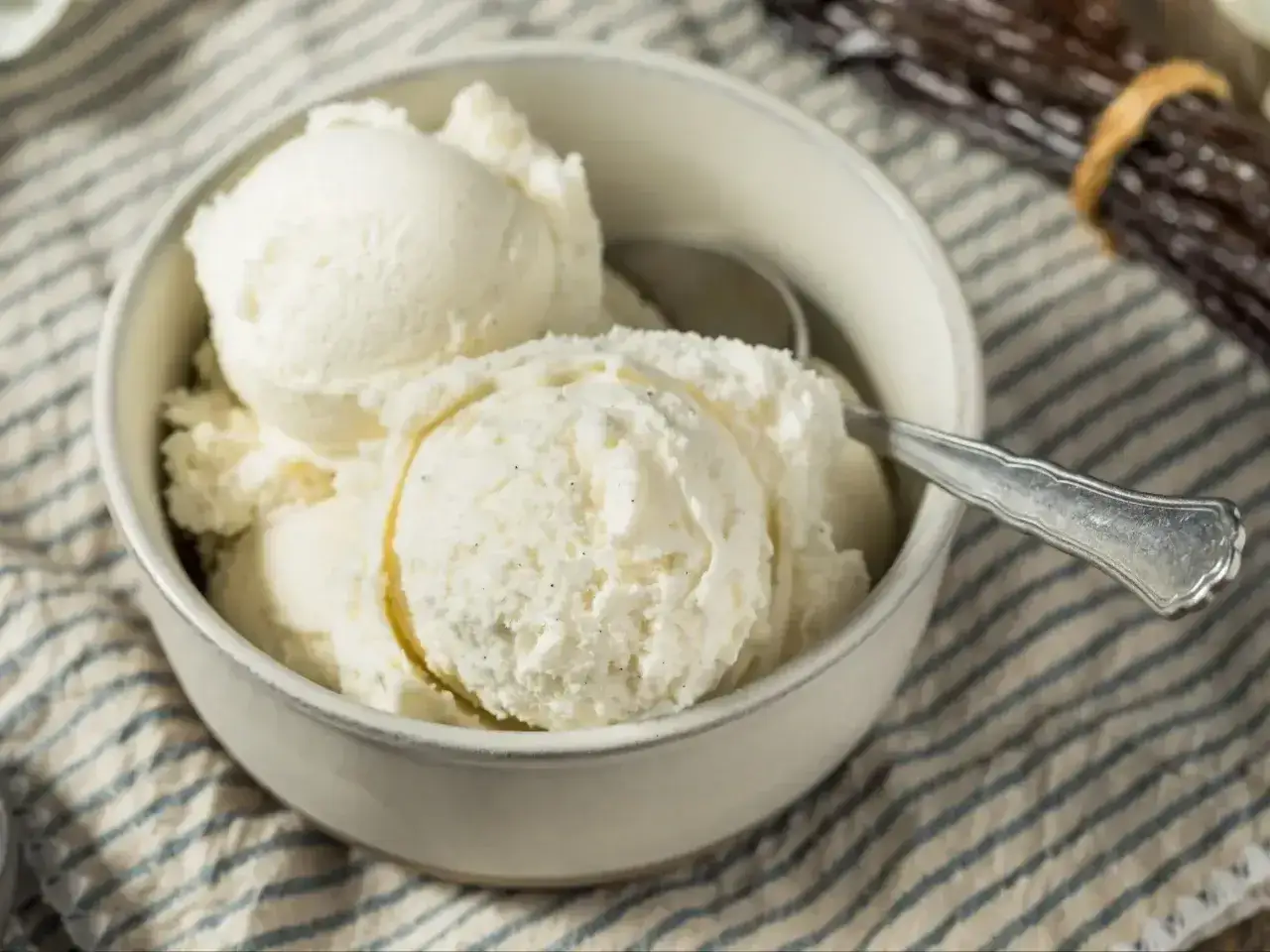Prawdziwe lody waniliowe, idealne na lato. Ten przepis na lody jest prosty i pyszny.
