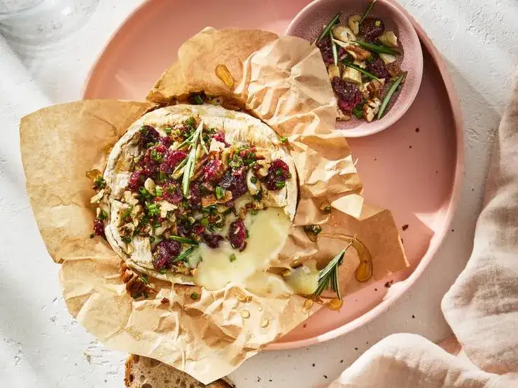 grillowany camembert z żurawiną i pieczywem