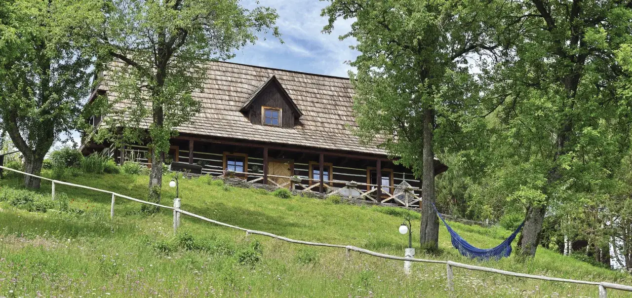 Typowa bieszczadzka agroturystyka z elementami lokalnej architektury