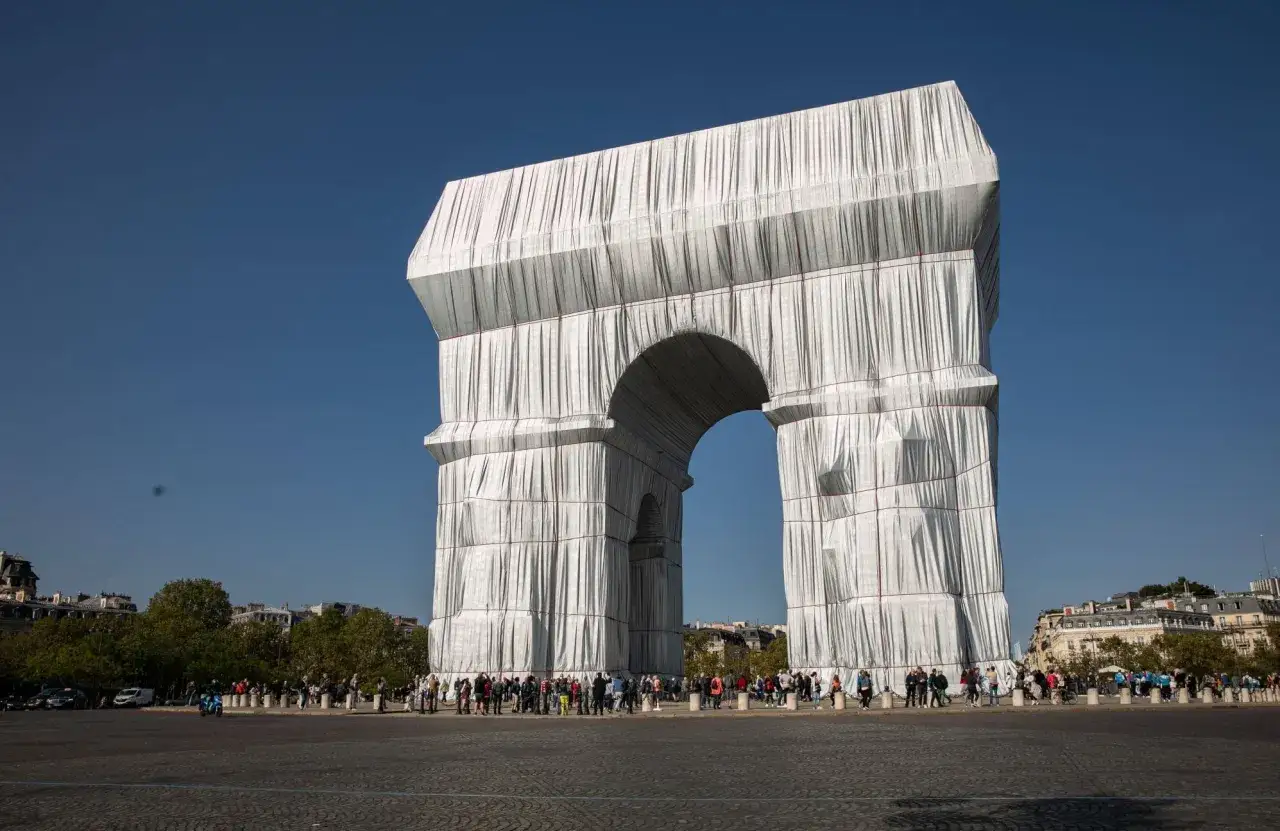 L'Arc de Triomphe emball&eacute; par Christo et Jeanne-Claude, une &oelig;uvre d'art monumentale recouverte de tissu, attire une foule de visiteurs.
