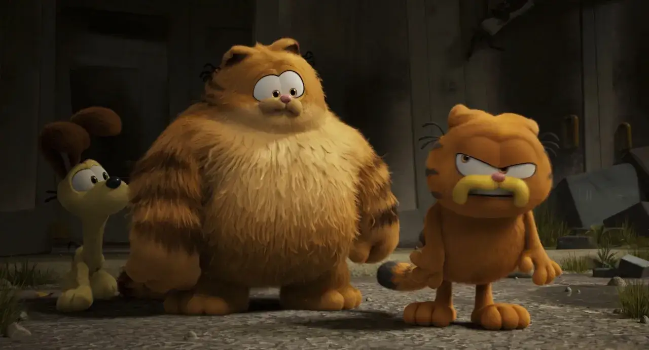 Garfield – eine extra Portion Abenteuer: Garfield, Odie und ein riesiger, pelziger Kater stehen in einer düsteren Umgebung.