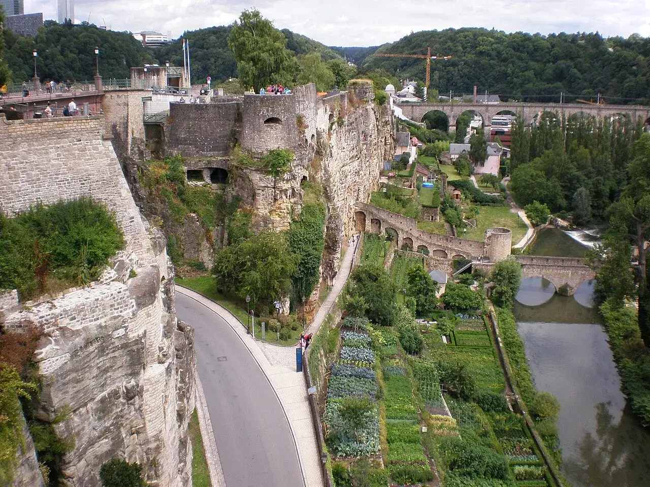 Ein Tag in Luxemburg: Festungsmauern, grüne Gärten und Brücken über dem Fluss.