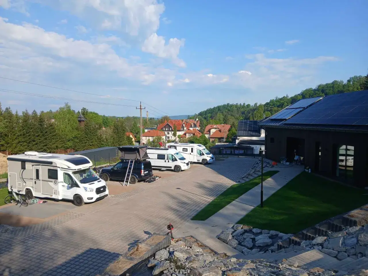 Kampery i samochody gotowe na przygodę na kempingu w Kudowie-Zdroju. Słoneczny dzień i piękne widoki.