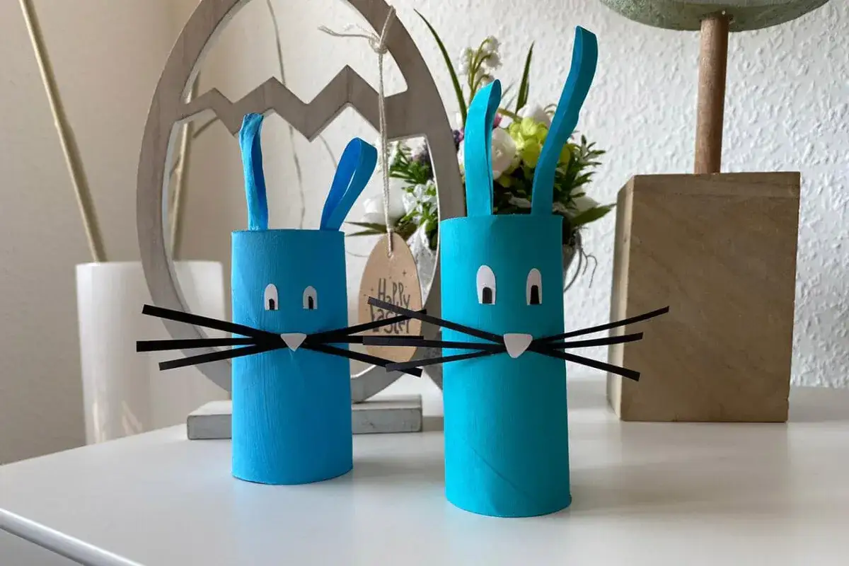 Zwei blaue Osterhasen aus Klopapierrollen, perfekt f&uuml;r ostern basteln schnell. Mit aufgemalten Augen, Schnurrhaaren und Ohren.