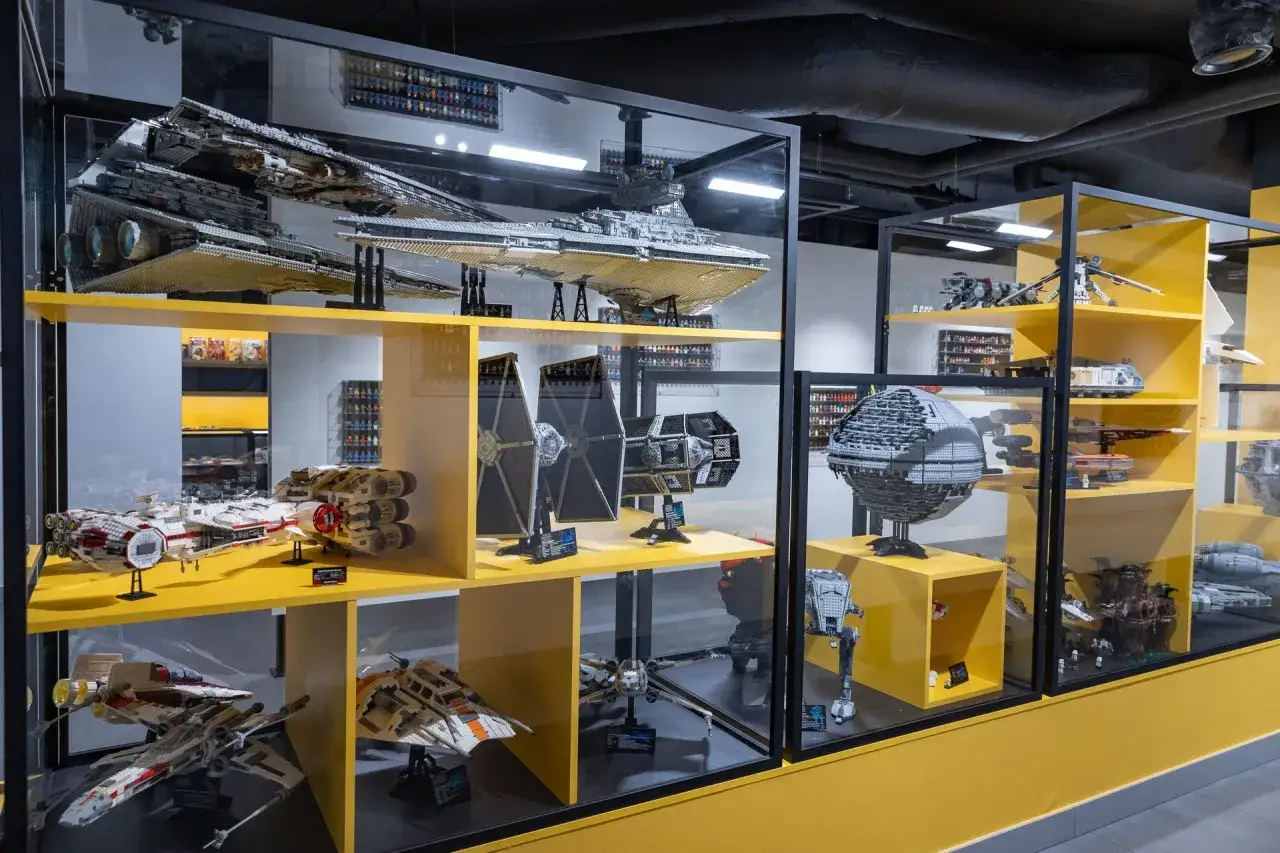 W muzeum klocków Lego Kraków podziwiać można imponujące modele statków z Gwiezdnych Wojen, w tym Gwiazdę Śmierci i Gwiezdny Niszczyciel.