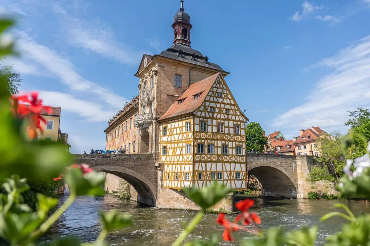 Das Alte Rathaus ragt über die Brücke in der Bamberger Altstadt, ein malerischer Anblick über dem Fluss Regnitz.