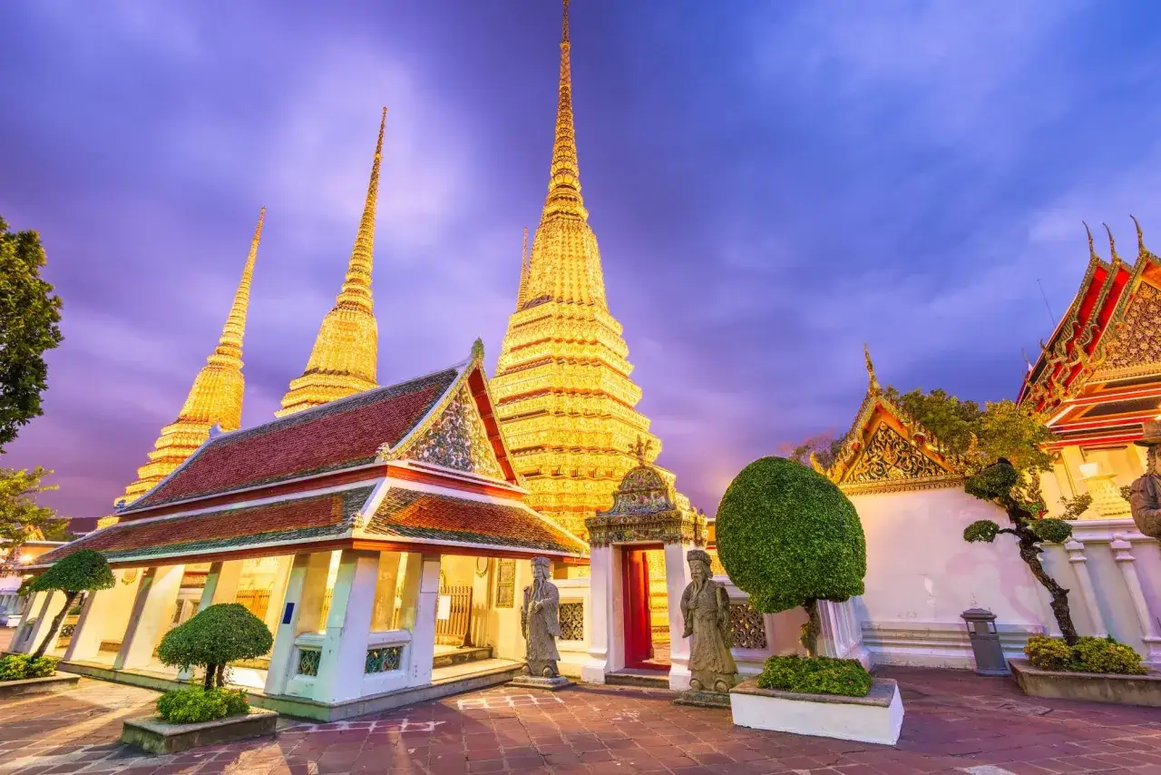 Złote stupy Wat Pho w Bangkoku o zmierzchu. Ciekawostki o Tajlandii: to jeden z najstarszych i największych klasztorów w Bangkoku.