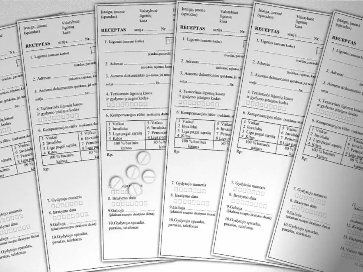 Kilka recept na leki psychotropowe, obok leżą białe tabletki.