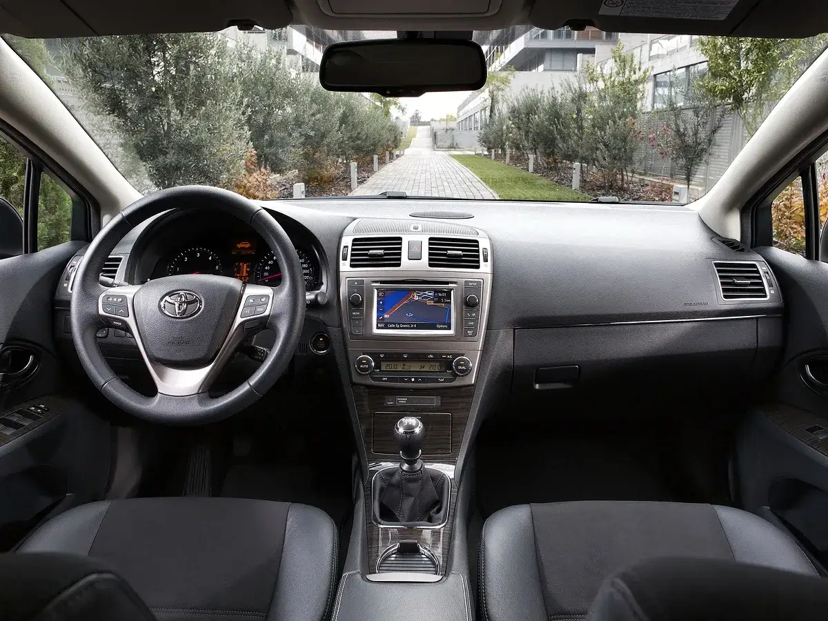 Wnętrze Toyoty Avensis T27 1.8 benzyna. Widok na deskę rozdzielczą, kierownicę i fotele.