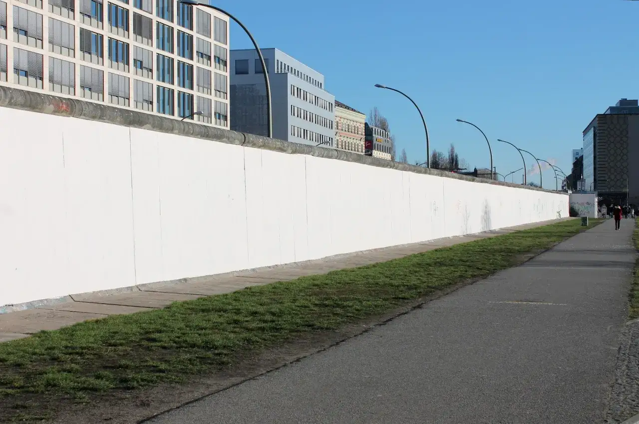 Ein Spaziergang entlang der East Side Gallery, um die Reste der Berliner Mauer zu besichtigen.