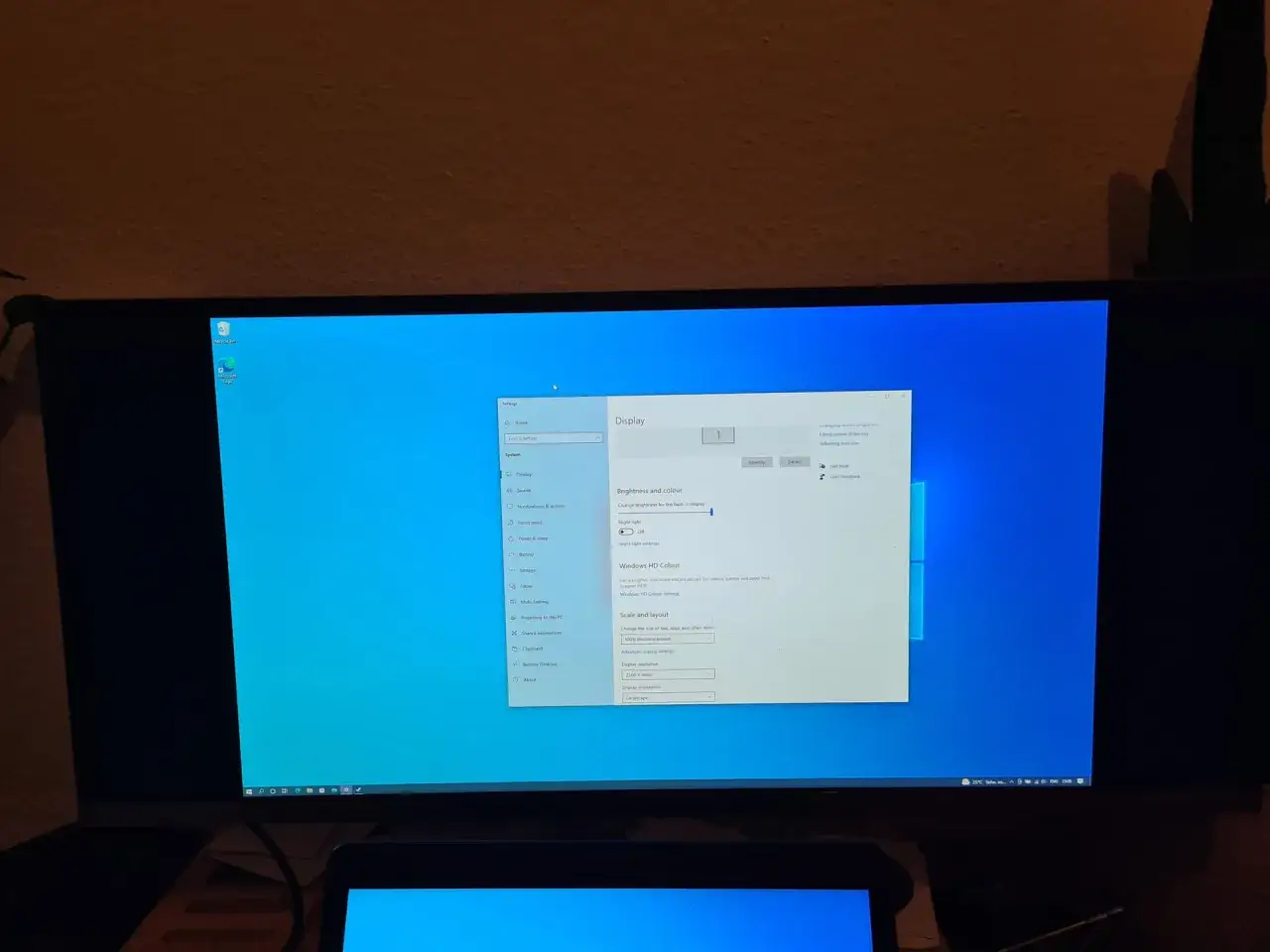 Ustawienia ekranu: jak rozciągnąć ekran na cały monitor. Wybierz rozdzielczość 2560x1440 i orientację krajobrazu.