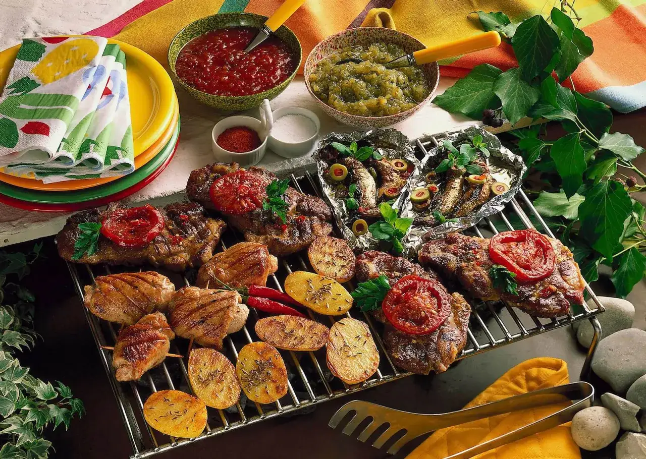 Fleischspie&szlig;e, Steaks, Sardinen und Kartoffeln auf dem Grill &ndash; perfekt f&uuml;r die besten Grillrezepte. Dazu gibt es Dips und Gew&uuml;rze.