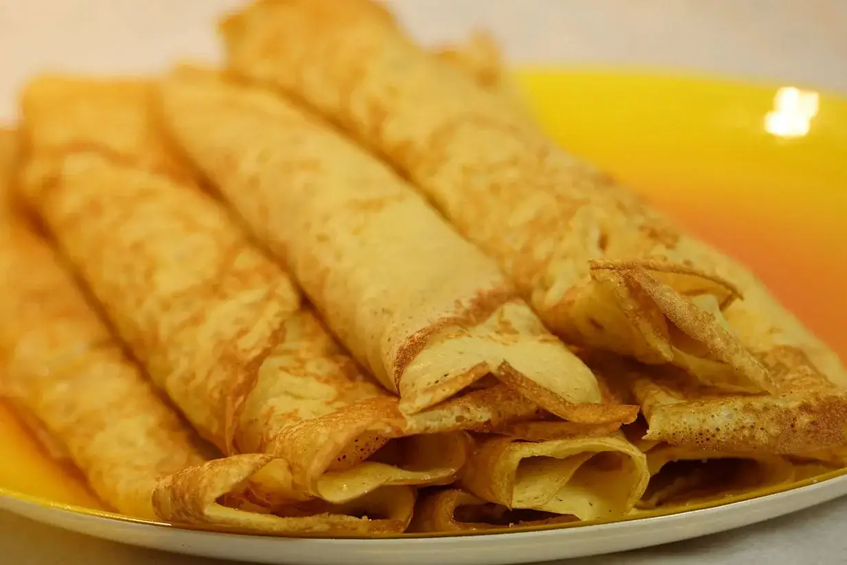 Une assiette de cr&ecirc;pes dor&eacute;es, roul&eacute;es et pr&ecirc;tes &agrave; &ecirc;tre d&eacute;gust&eacute;es. Un vrai plaisir pour les yeux et le palais.