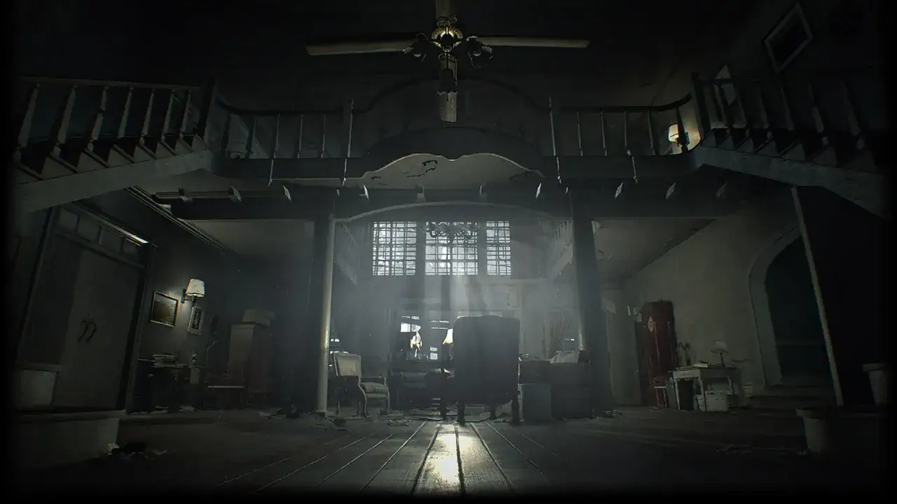 Interior de una mansi&oacute;n abandonada, con escaleras, muebles polvorientos y luz tenue. Un escenario perfecto para tu **gu&iacute;a Resident Evil 7**.