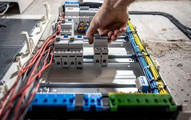 elektryk montujący rozdzielnicę