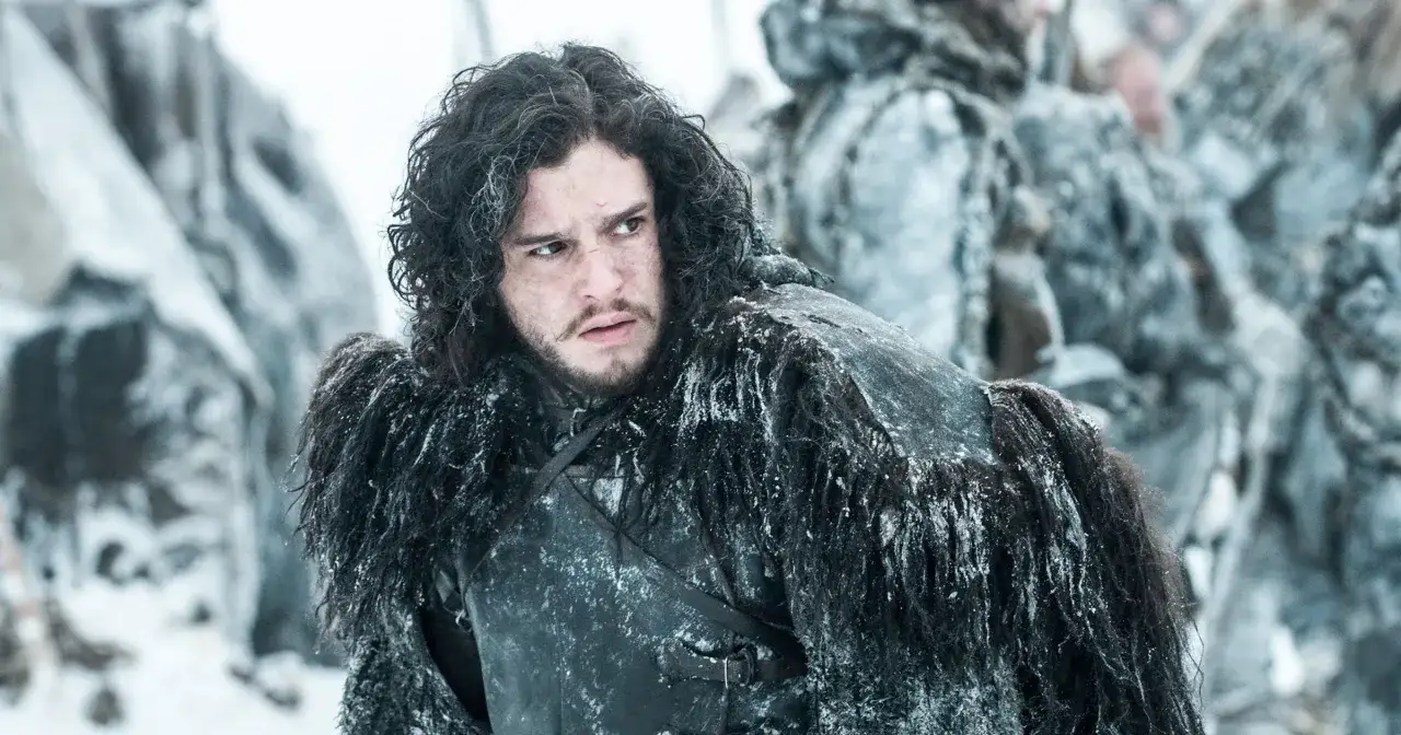 Jon Snow, znany z filmów, seriali i programów, w zimowym krajobrazie.