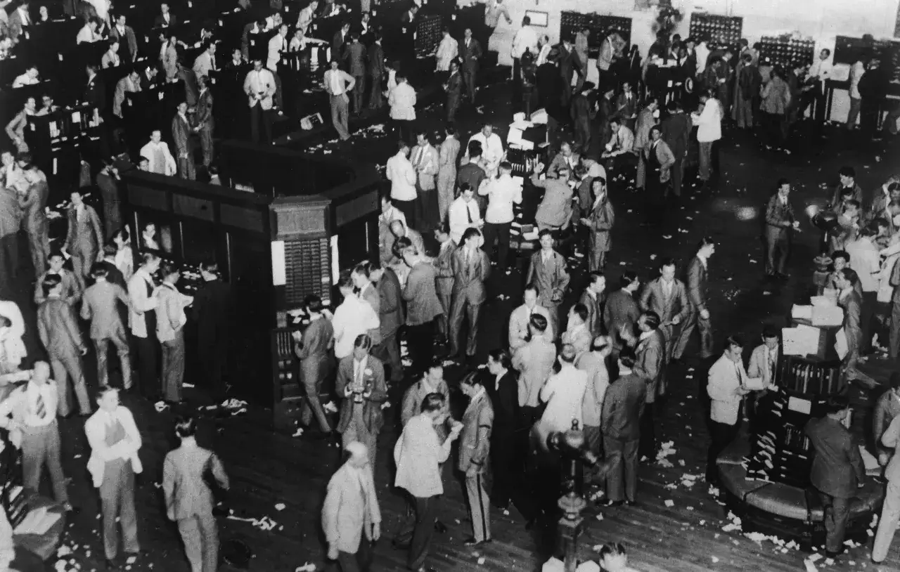 Caos en la Bolsa de Nueva York. Hombres con trajes y corbatas, papeles esparcidos por el suelo, reflejan el p&aacute;nico de un crack burs&aacute;til.