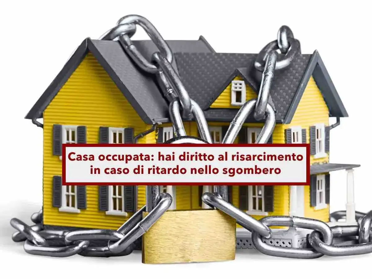 Casa con catene e lucchetto. Testo: 