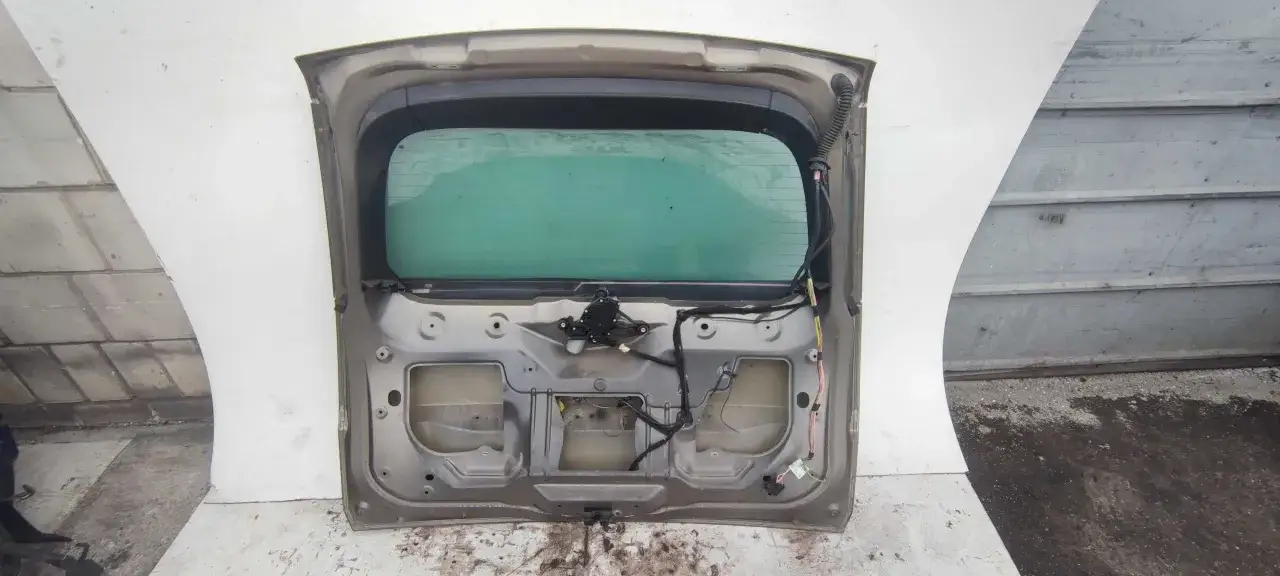 Tylna klapa bagażnika do Citroen Grand Picasso z zieloną szybą i elementami mocowania.