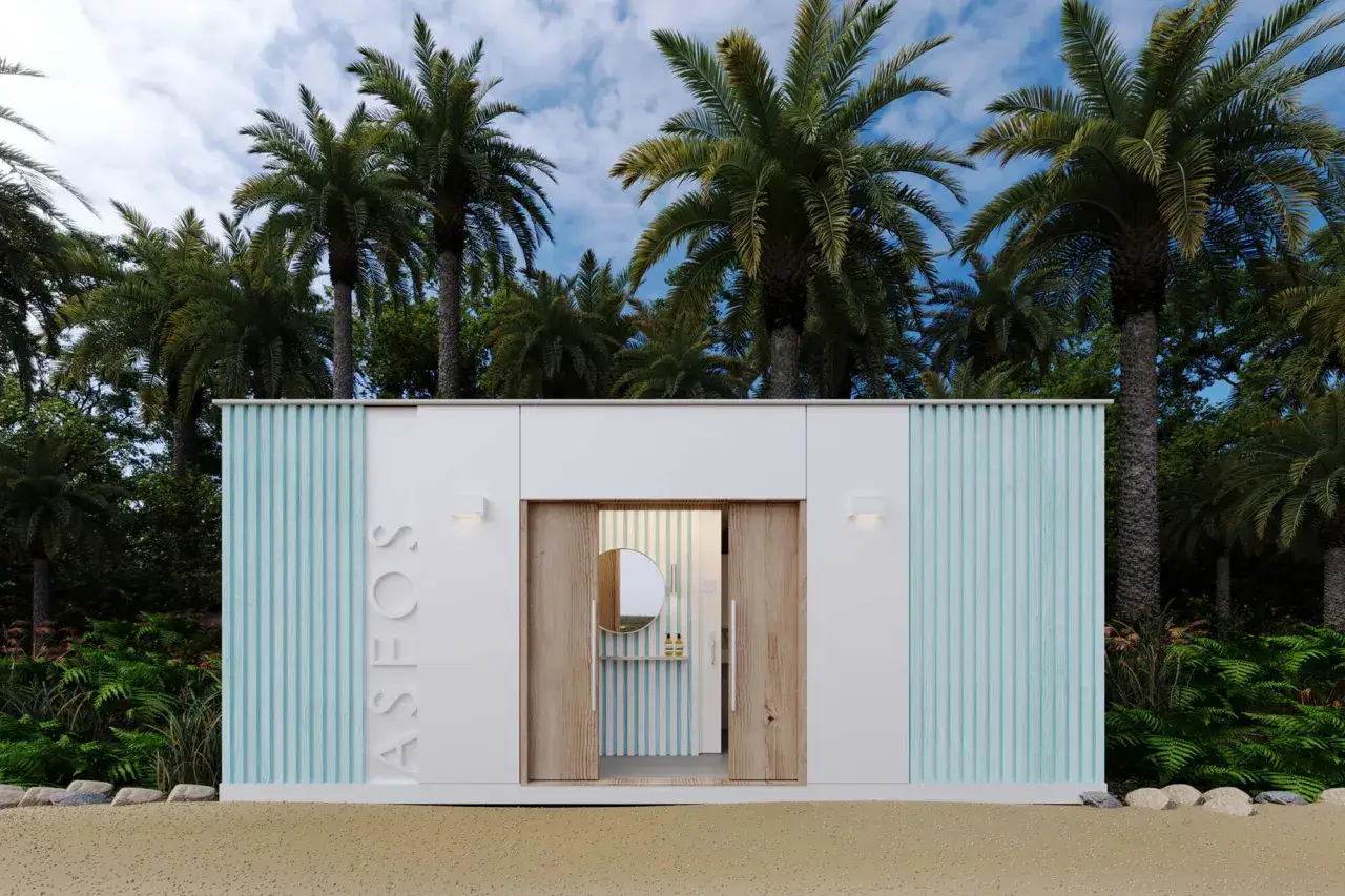 Dise&ntilde;o moderno para saber como hacer un ba&ntilde;o exterior, con palmeras y arena.
