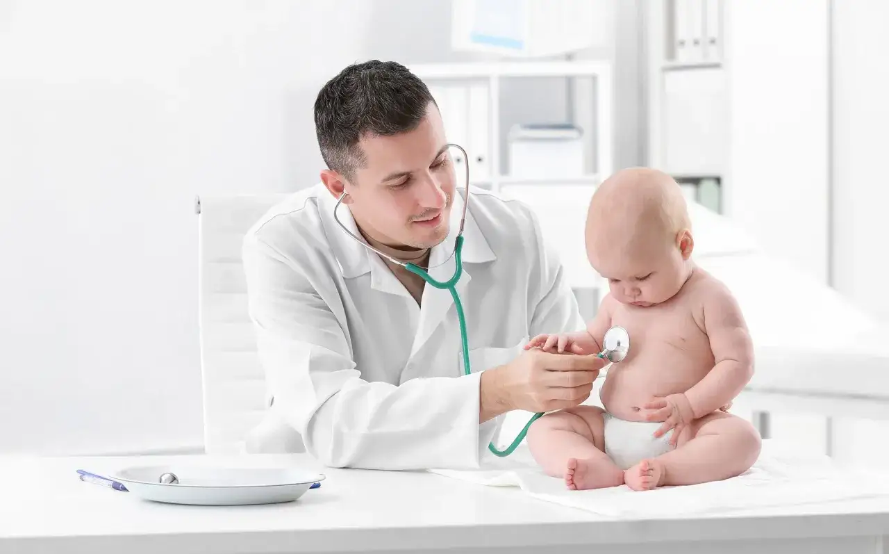 Pediatra bada prawidłową klatkę piersiową u dziecka stetoskopem.