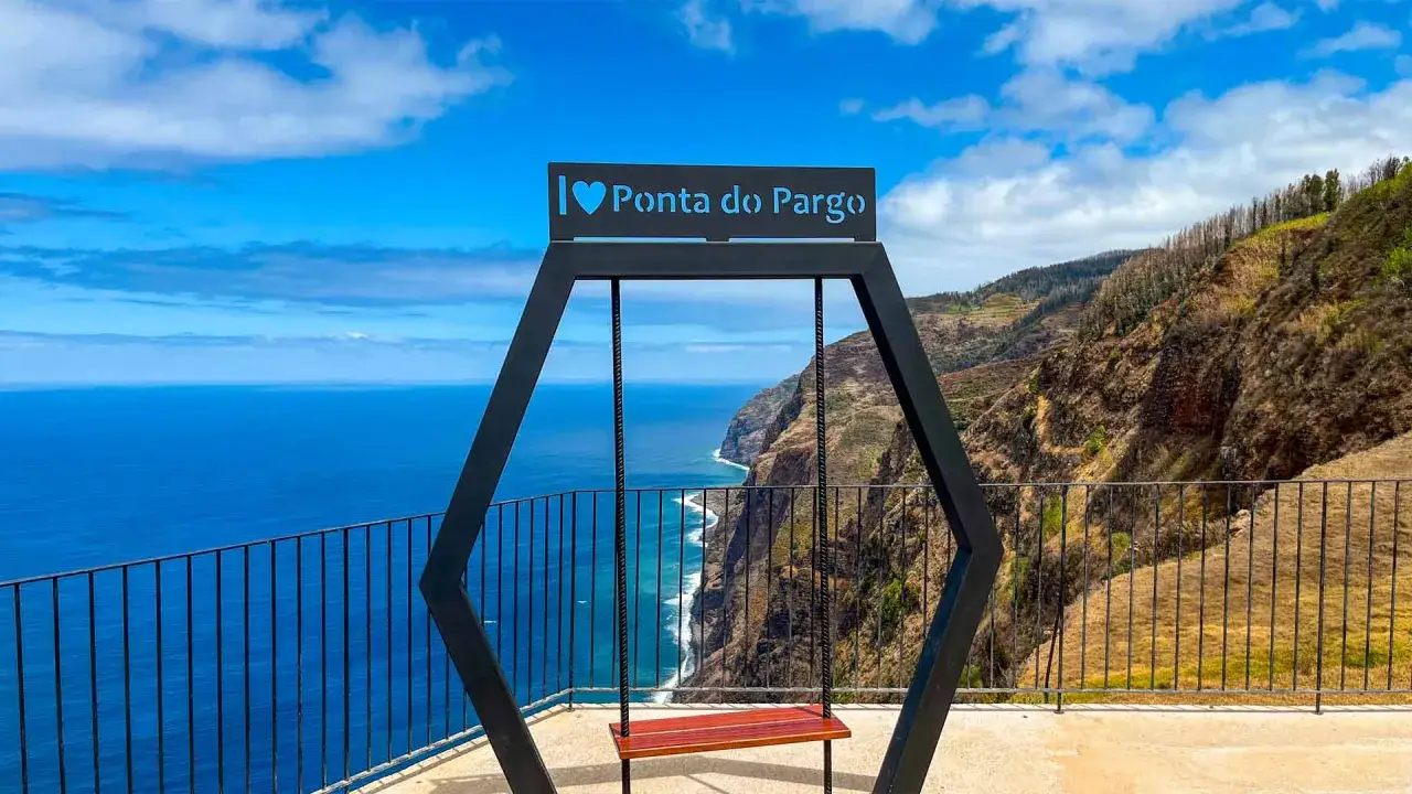 Schaukel mit Blick auf die dramatische Küste von Ponta do Pargo, ein absolutes Madeira Must See.