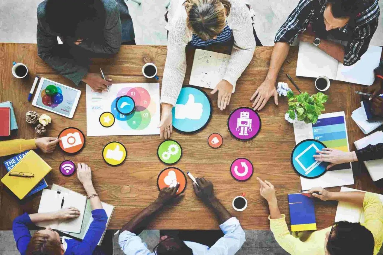 Teamwork und Kommunikation sind entscheidend. Hier werden Ideen mit visuellen Hilfsmitteln und viel Engagement geteilt, was die Bedeutung von soft skills unterstreicht.