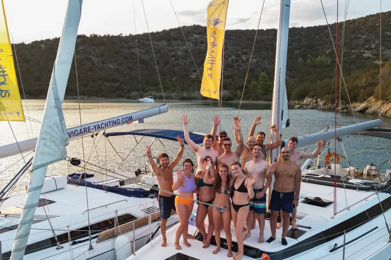 Glückliche Crew auf einer Yacht, bereit für Abenteuer. Tolle join the crew erfahrungen!