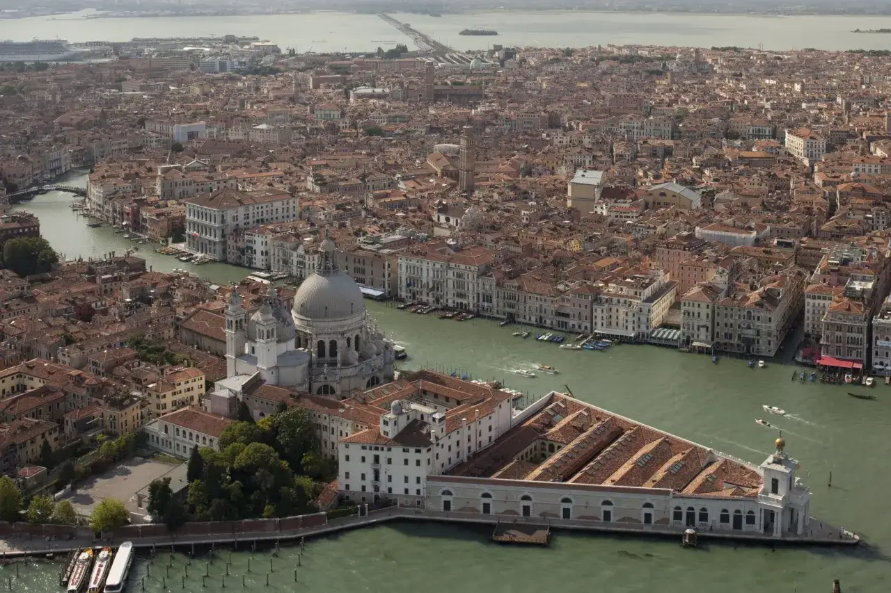 Vue aérienne de Venise, avec la basilique Santa Maria della Salute et le Grand Canal. Un paysage typique de Pinault Venise.
