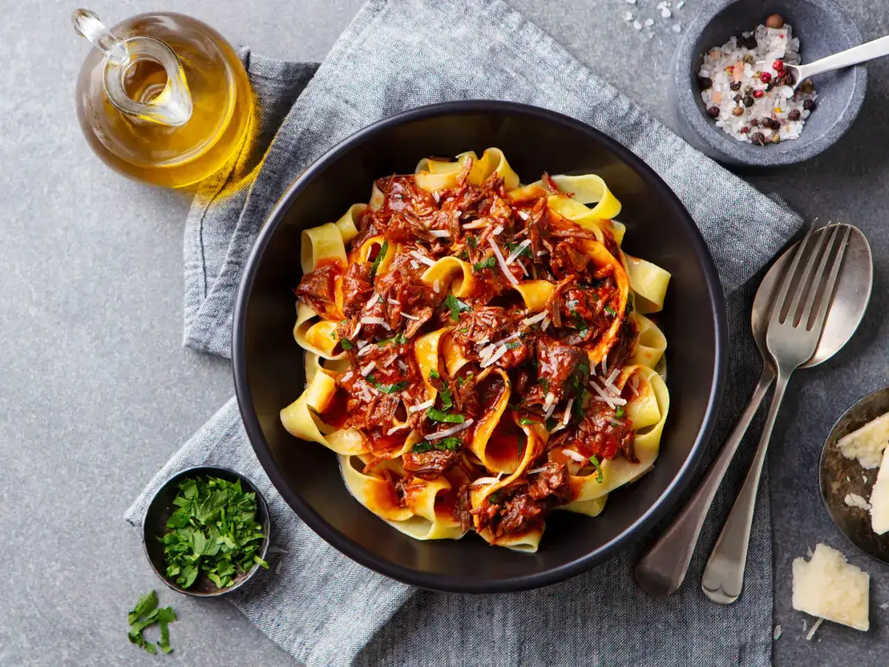 P&acirc;tes fra&icirc;ches napp&eacute;es d'une riche sauce bolognaise maison, parsem&eacute;es de parmesan et de persil. Un d&eacute;lice !