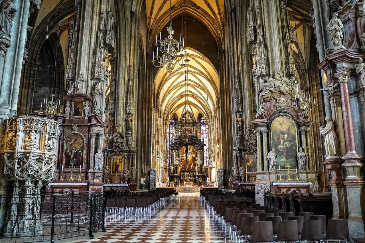 Wnętrze katedry św. Szczepana w Wiedniu, imponujący przykład gotyckiej architektury, to miejsce, co warto zobaczyć w Wiedniu.