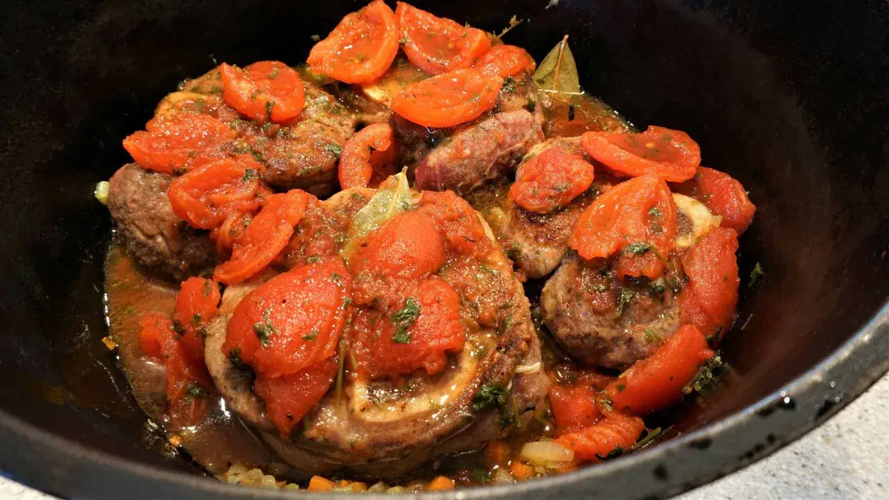 Saftiges Ossobuco im Topf, ein authentisches italienisches Rezept mit Tomaten und Kräutern.