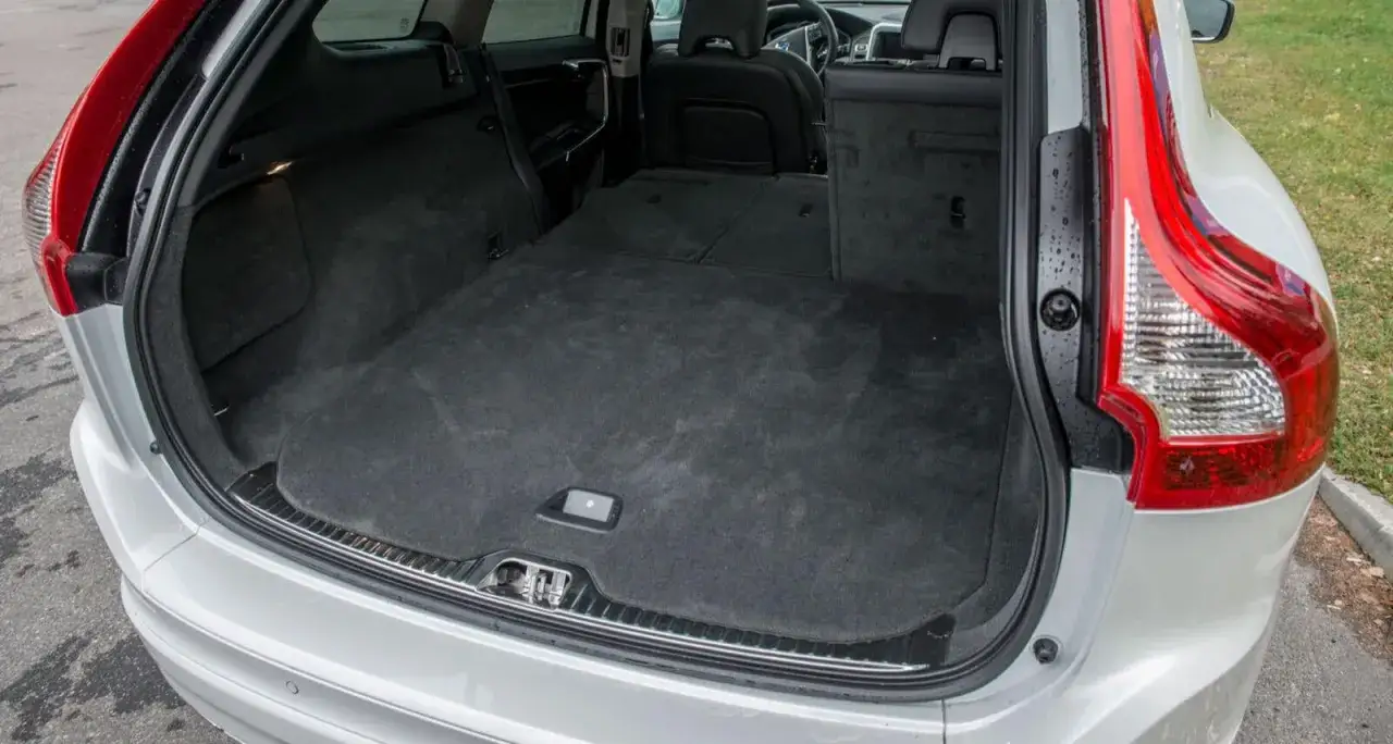 Bagageutrymmet i en kombi eller SUV, redo f&ouml;r en resa eller flytt.