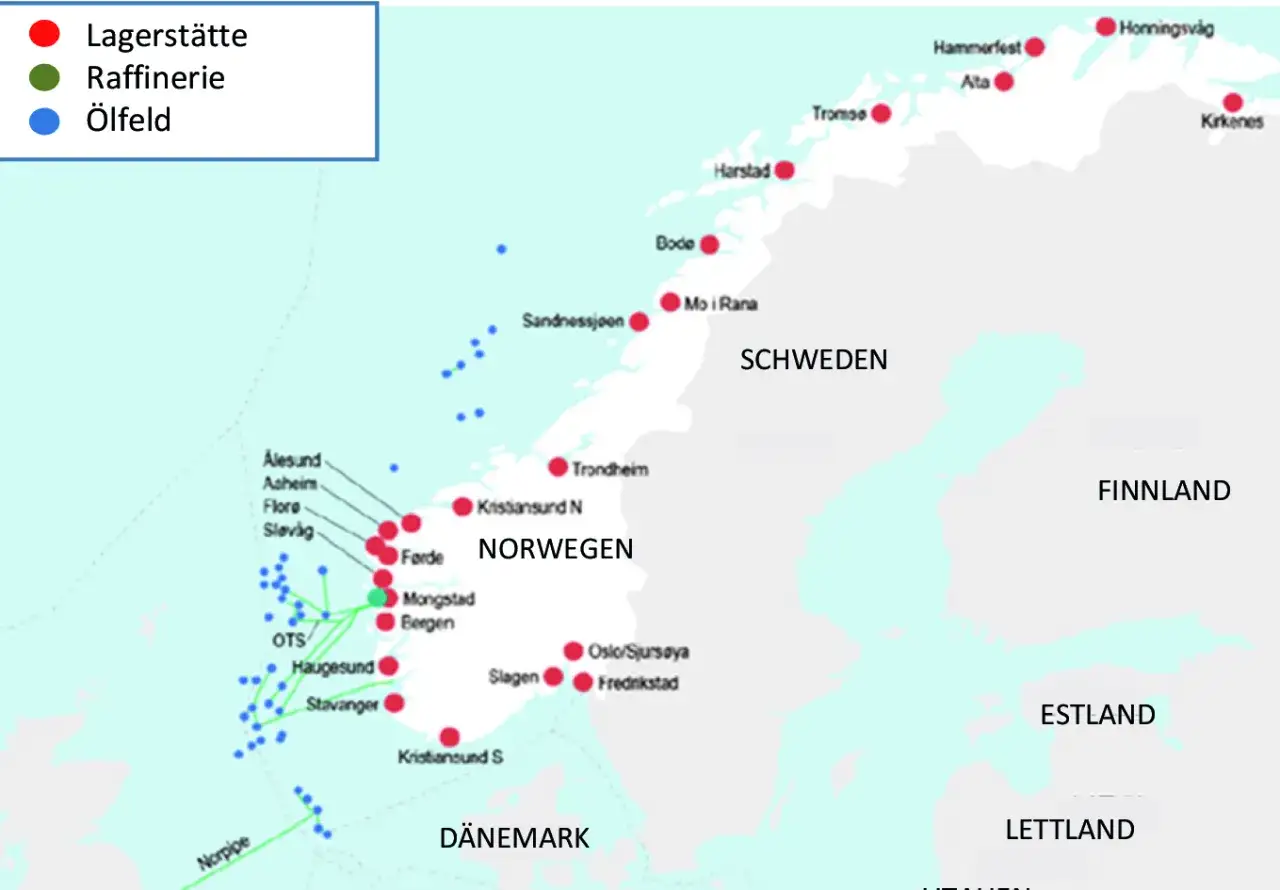 Karte zeigt &Ouml;lfelder (blau), Lagerst&auml;tten (rot) und Raffinerien (gr&uuml;n) in Norwegen. Das Stromnetz ist hier eng mit der &Ouml;lf&ouml;rderung verbunden.